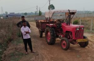 चैन माउंटेन और तीन ट्रैक्टर जब्त