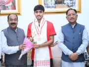 अंडर-18 एशिया कप विजेता हॉकी खिलाड़ी अवि मानिकपुरी ने मुख्यमंत्री श्री विष्णुदेव साय से की सौजन्य भेंट
