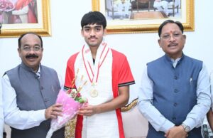अंडर-18 एशिया कप विजेता हॉकी खिलाड़ी अवि मानिकपुरी ने मुख्यमंत्री श्री विष्णुदेव साय से की सौजन्य भेंट