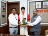 उप मुख्यमंत्री श्री अरुण साव से अंडर-18 एशिया कप विजेता हॉकी खिलाड़ी अवि मानिकपुरी ने की सौजन्य मुलाकात