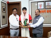 उप मुख्यमंत्री श्री अरुण साव से अंडर-18 एशिया कप विजेता हॉकी खिलाड़ी अवि मानिकपुरी ने की सौजन्य मुलाकात