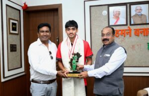 उप मुख्यमंत्री श्री अरुण साव से अंडर-18 एशिया कप विजेता हॉकी खिलाड़ी अवि मानिकपुरी ने की सौजन्य मुलाकात