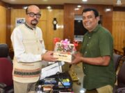 राज्यपाल श्री डेका को जगदलपुर के ट्री मैन ने भेंट की मियाजाकी आम