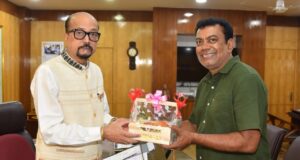 राज्यपाल श्री डेका को जगदलपुर के ट्री मैन ने भेंट की मियाजाकी आम