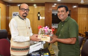 राज्यपाल श्री डेका को जगदलपुर के ट्री मैन ने भेंट की मियाजाकी आम