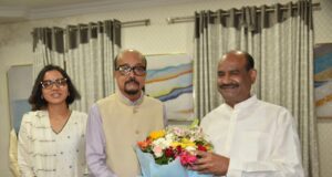 राज्यपाल श्री रमेन डेका ने किया लोकसभा अध्यक्ष श्री बिड़ला का आत्मीय स्वागत