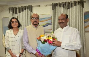राज्यपाल श्री रमेन डेका ने किया लोकसभा अध्यक्ष श्री बिड़ला का आत्मीय स्वागत