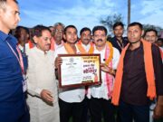 गधहाभाटा अब कहलाएगा ‘सोनपुर’, उप मुख्यमंत्री श्री विजय शर्मा ने ग्रामवासियों को सौंपी राजपत्र की प्रति