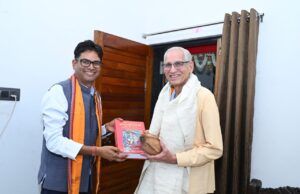 सेवा, सुशासन और जनसंवाद के 12 वर्ष : वित्त मंत्री श्री ओ.पी. चौधरी ने वरिष्ठ नागरिक श्री रवि मिश्रा से की आत्मीय भेंट