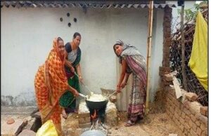 चावल पापड़ उद्योग से आत्मनिर्भरता की ओर बढ़ती हुई ग्रामीण महिलाएं
