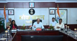 राज्यपाल श्री डेका ने सक्ती जिले के अधिकारियों से की चर्चा
