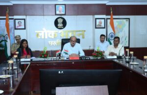 राज्यपाल श्री डेका ने सक्ती जिले के अधिकारियों से की चर्चा