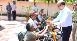 राज्यपाल ने दिव्यांग पुनर्वास केंद्र माना कैंप का किया अवलोकन