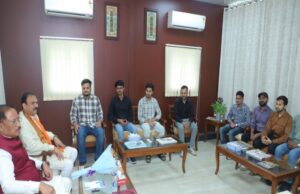 मुख्यमंत्री श्री विष्णुदेव साय ने यूपीएससी प्रारंभिक परीक्षा में सफल ट्राइबल यूथ हॉस्टल के विद्यार्थियों से की मुलाकात