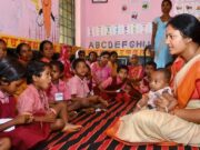 महिला एवं बाल विकास मंत्री श्रीमती लक्ष्मी राजवाड़े का सुकमा दौरा: बच्चों के बीच बैठकर पढ़ी एबीसीडी, महिला स्वावलंबन और पुनर्वास व्यवस्था का किया जमीनी निरीक्षण