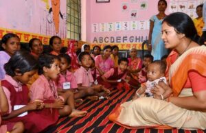 महिला एवं बाल विकास मंत्री श्रीमती लक्ष्मी राजवाड़े का सुकमा दौरा: बच्चों के बीच बैठकर पढ़ी एबीसीडी, महिला स्वावलंबन और पुनर्वास व्यवस्था का किया जमीनी निरीक्षण
