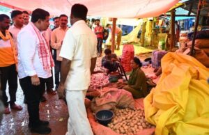 मर्दापाल के साप्ताहिक बाजार में अचानक पहुंचे उप मुख्यमंत्री श्री विजय शर्मा