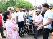 स्कूटी से शहर का निरीक्षण करने निकले उप मुख्यमंत्री श्री अरुण साव