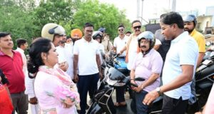 स्कूटी से शहर का निरीक्षण करने निकले उप मुख्यमंत्री श्री अरुण साव