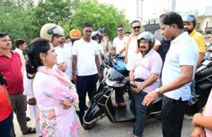 स्कूटी से शहर का निरीक्षण करने निकले उप मुख्यमंत्री श्री अरुण साव