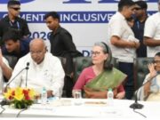 राहुल ने जोड़े हाथ, तो मुस्कुरा उठीं ममता, इंडिया ब्लॉक की दिल्ली बैठक की पूरी इनसाइड स्टोरी, किस नेता को कहां मिली सीट