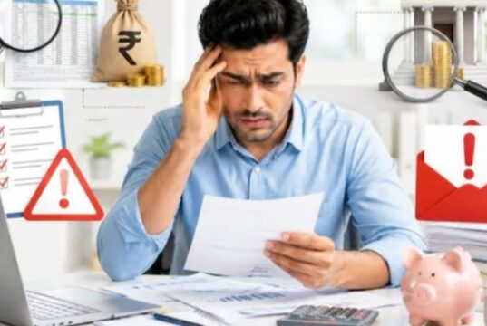 20 लाख है सालाना इनकम तो कौन सा टैक्स रिजीम चुनें, नया अथवा पुराना, किसमें बचेगा पैसा