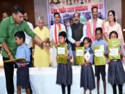 केंद्रीय राज्य मंत्री श्री तोखन साहू और उप मुख्यमंत्री श्री अरुण साव ने नवप्रवेशी बच्चों का तिलक लगाकर किया आत्मीय स्वागत, न्योता भोज में साथ में किया भोजन