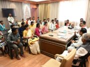 उप मुख्यमंत्री श्री विजय शर्मा ने नक्सल प्रकरणों की वापसी को लेकर बस्तर के युवाओं से की मुलाकात