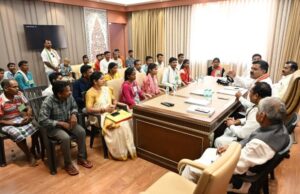 उप मुख्यमंत्री श्री विजय शर्मा ने नक्सल प्रकरणों की वापसी को लेकर बस्तर के युवाओं से की मुलाकात