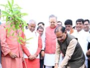 विधानसभा परिसर में ‘एक पेड़ मां के नाम 3.0‘ अभियान के तहत हुआ वृहद पौधरोपण : मुख्यमंत्री श्री विष्णुदेव साय और विधानसभा अध्यक्ष डॉ. रमन सिंह ने लगाया रुद्राक्ष का पौधा