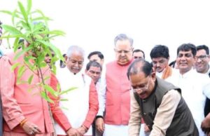 विधानसभा परिसर में ‘एक पेड़ मां के नाम 3.0‘ अभियान के तहत हुआ वृहद पौधरोपण : मुख्यमंत्री श्री विष्णुदेव साय और विधानसभा अध्यक्ष डॉ. रमन सिंह ने लगाया रुद्राक्ष का पौधा