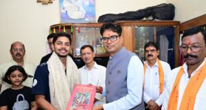 विश्व रिकॉर्ड के साथ जूनियर वर्ल्ड कप में स्वर्ण पदक जीतने वाले दिव्यांशु देवांगन का वित्त मंत्री श्री ओपी चौधरी ने किया सम्मान
