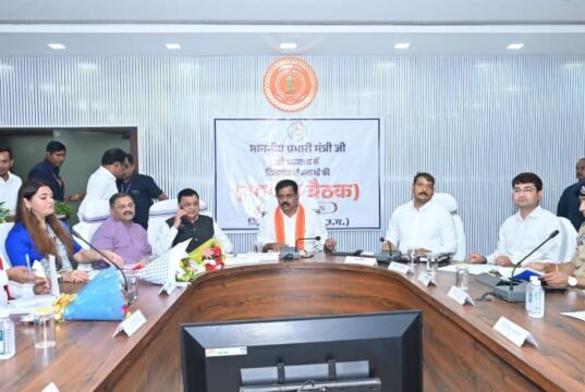 उप मुख्यमंत्री और उद्योग मंत्री ने कबीरधाम में विकास कार्यों और जनकल्याणकारी योजनाओं की मैराथन समीक्षा