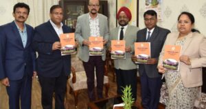 राज्यपाल श्री डेका को प्रमुख लोकायुक्त श्री उबोवेजा ने आयोग का वार्षिक प्रतिवेदन सौंपा