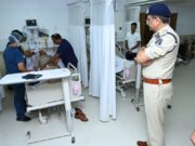 पुलिस कमिश्नर श्री संजीव शुक्ला ने अस्पताल पहुंचकर घायल पुलिस जवानों का जाना हाल