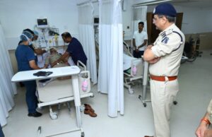 पुलिस कमिश्नर श्री संजीव शुक्ला ने अस्पताल पहुंचकर घायल पुलिस जवानों का जाना हाल
