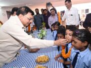 शाला प्रवेशोत्सव में उद्योग मंत्री श्री लखनलाल देवांगन ने किया विद्यार्थियों का आत्मीय स्वागत