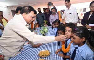 शाला प्रवेशोत्सव में उद्योग मंत्री श्री लखनलाल देवांगन ने किया विद्यार्थियों का आत्मीय स्वागत