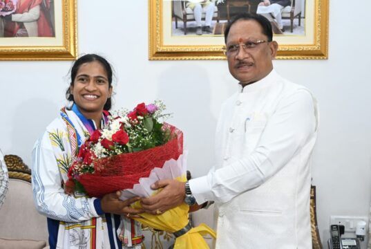 राष्ट्रमंडल खेलों की रजत पदक विजेता ज्ञानेश्वरी यादव का मुख्यमंत्री निवास में भव्य स्वागत