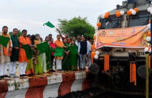 पर्यटन एवं संस्कृति मंत्री श्री राजेश अग्रवाल की पहल से सरगुजा संभाग के 850 श्रद्धालु भारत गौरव ट्रेन से रामलला एवं बाबा विश्वनाथ के दर्शन के लिए रवाना