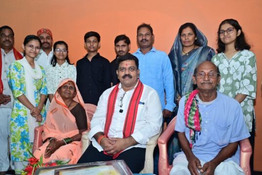 तीन बहनों ने एक साथ पास की नीट परीक्षा, उप मुख्यमंत्री श्री विजय शर्मा ने घर पहुंचकर दी बधाई
