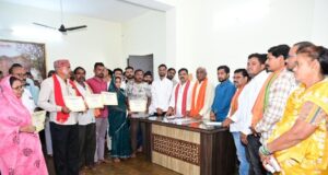 उप मुख्यमंत्री श्री विजय शर्मा ने कवर्धा के हितग्राहियों को सौंपे पीएम आवास योजना शहरी 2.0 के स्वीकृति पत्र