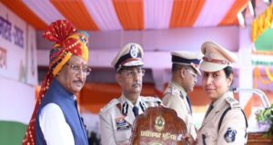 मुख्यमंत्री श्री विष्णु देव साय के करकमलों से उत्कृष्ट सेवा के लिए सम्मानित हुए पुलिस एवं नगर सेना के अधिकारी-कर्मचारी