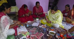 बिहान से कम लागत में राखी निर्माण को मिला नया आयाम, आत्मनिर्भर बन रहीं ग्रामीण महिलाएं