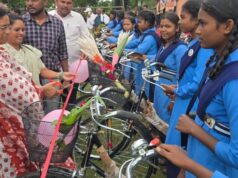 सरस्वती साइकिल योजना अंतर्गत मोहलई में 42 छात्राओं को मिली साइकिल