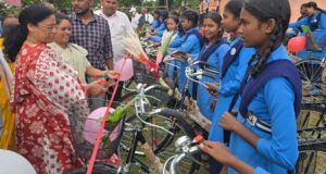 सरस्वती साइकिल योजना अंतर्गत मोहलई में 42 छात्राओं को मिली साइकिल