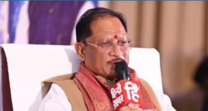 मुख्यमंत्री श्री विष्णु देव साय और उप मुख्यमंत्री श्री अरुण साव ने आज रायपुर के सिविल लाइन स्थित मुख्यमंत्री निवास कार्यालय में राज्य कैबिनेट की बैठक के बाद पत्रकार-वार्ता को संबोधित किया। उन्होंने पत्रकार-वार्ता में कैबिनेट की बैठक में लिए गए निर्णयों की जानकारी दी। उप मुख्यमंत्री श्री विजय शर्मा भी पत्रकार-वार्ता में उपस्थित थे।