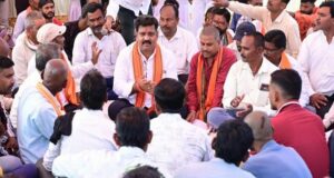 ग्रामीणों के बीच जमीन पर बैठकर उप मुख्यमंत्री ने किया आत्मीय संवाद, 74.80 लाख रुपए के विकास कार्यों की दी सौगात