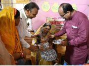 ‘बच्चों के अंदर अपना बचपना ढूंढता हूं…’ : जमीन पर बैठकर बच्चों संग खेले श्री अरुण साव