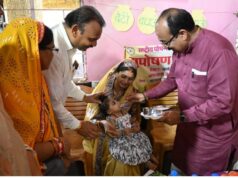 ‘बच्चों के अंदर अपना बचपना ढूंढता हूं…’ : जमीन पर बैठकर बच्चों संग खेले श्री अरुण साव